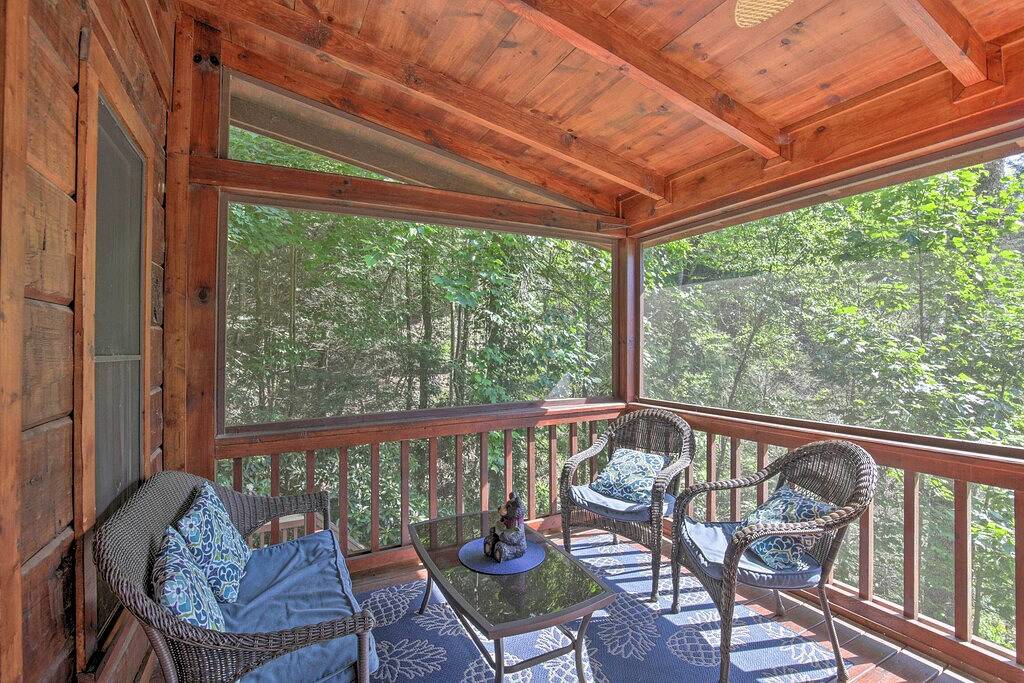 Waterfront Cabin w/ Beautiful River View & Hot Tub in Cherry Log, Chattahoochee National Forest