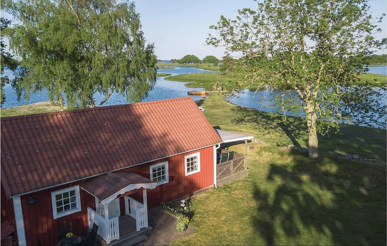 Hus för 4 Personer med trädgård in Svenska Östersjön