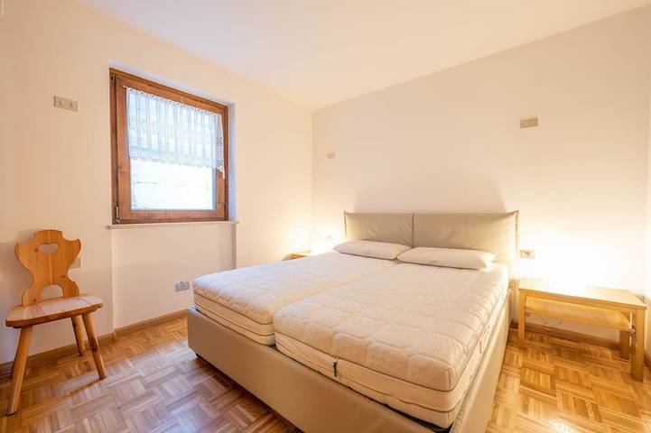 Ganze Wohnung, Apartment located in a very quiet and green area about 500 meters from the cable car Catinaccio in V in Vigo di Fassa, San Giovanni di Fassa