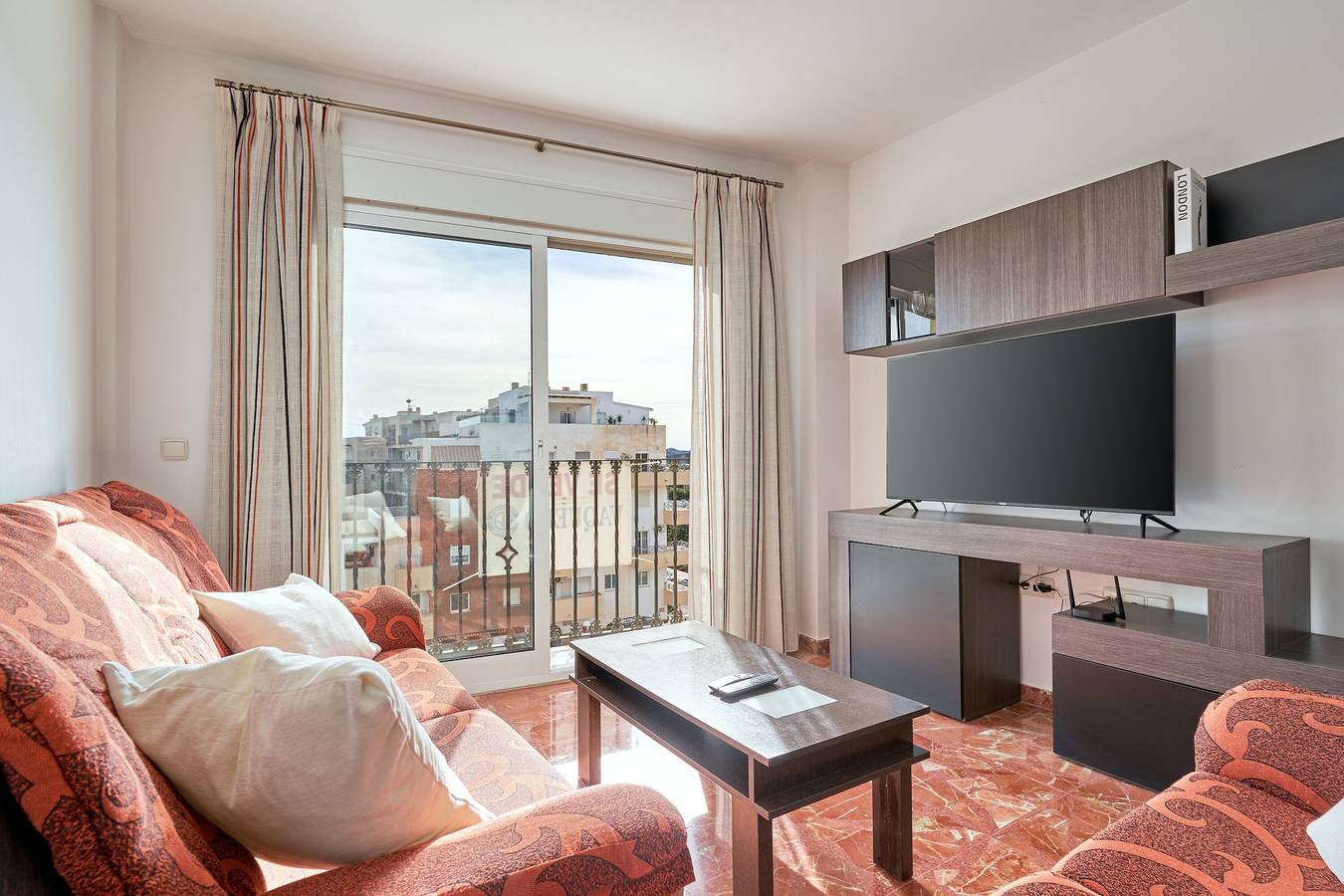 Entire apartment, Holiday Apartment "Casa Axarquia" with 2 Balconies & Wi-Fi in Vélez-Málaga, Costa del Sol