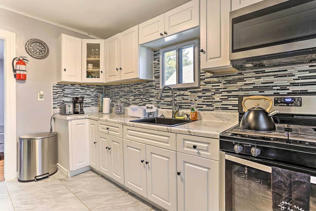 8 Mi to Metlife Stadium: Pet-Friendly Home w/ Yard in Teaneck Township, Bergen County