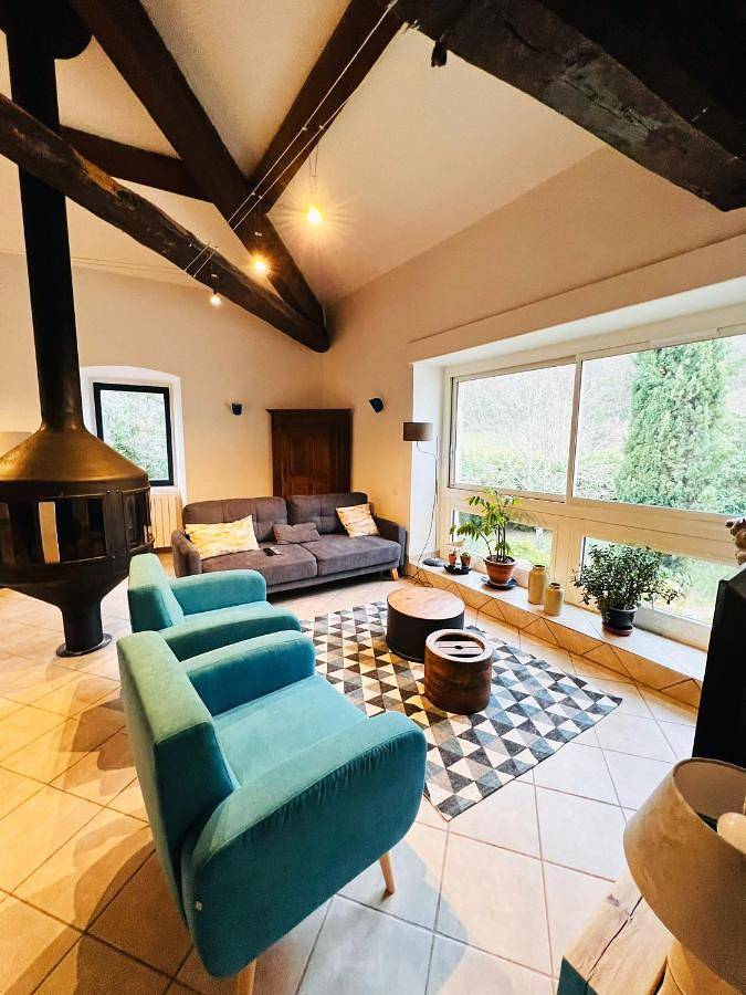 Location de vacances pour 10 personnes, avec terrasse ainsi que jardin et vue à Saint-Julien-du-Serre - 2