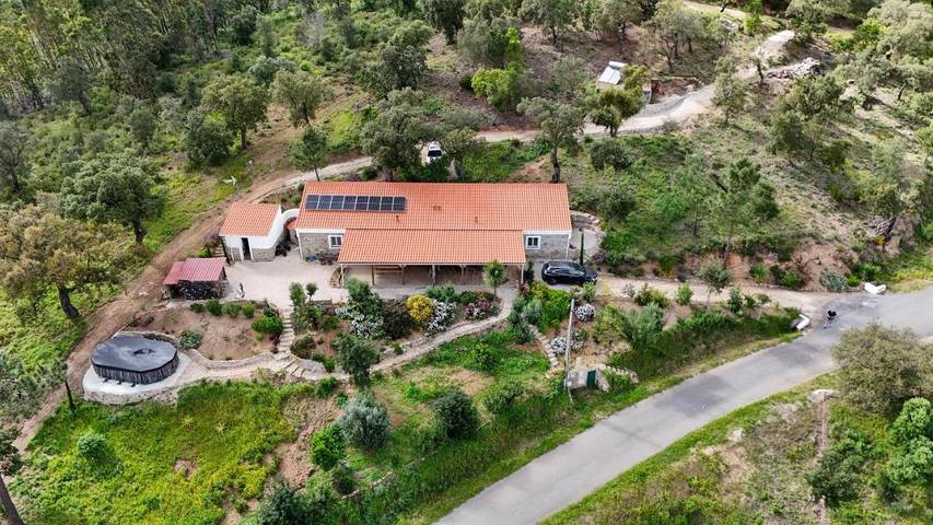 Location de vacances pour 2 personnes, avec piscine ainsi que vue et jardin, adapté aux familles à Monchique - 2