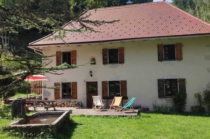 Gîte pour 12 personnes, avec jardin à Saint-Christophe-sur-Guiers