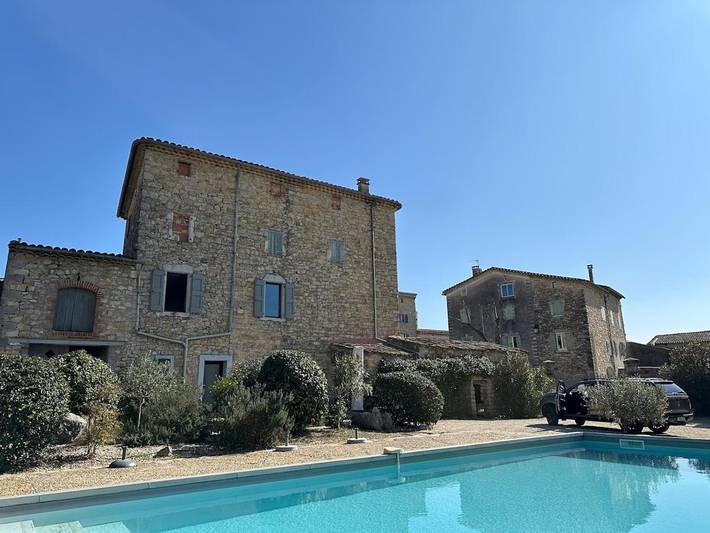 Location de vacances pour 6 personnes, avec Balcon et Terrasse ainsi que Jardin et Piscine à Saint-Jean-de-Crieulon
