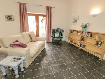 Log Cabin for 2 People in Red Wharf Bay, Isle of Anglesey, Photo 3