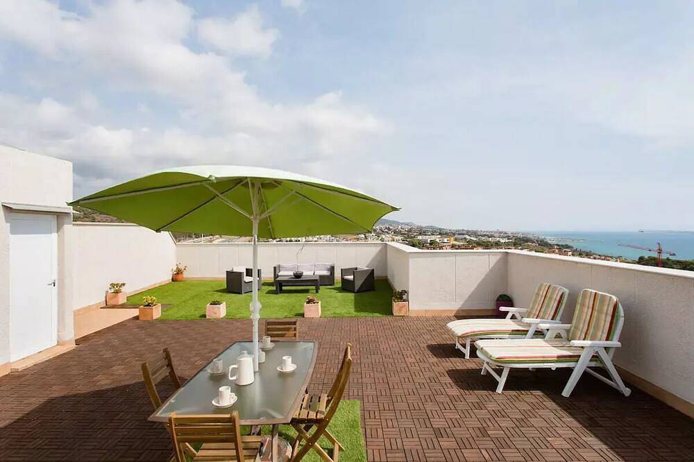 Apartamento entero, Encantador ático con vistas al mar y 2 terrazas en Bcn in Montgat, Costa del Maresme