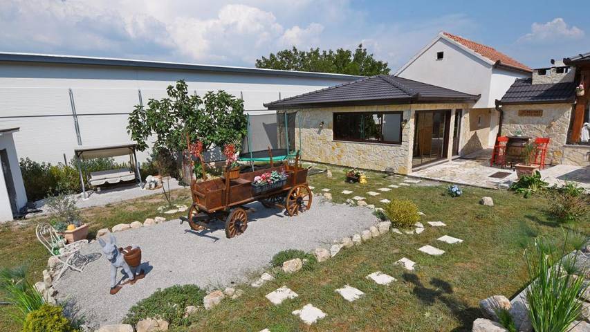 Villa pour 6 personnes, avec piscine ainsi que terrasse et vue à Sinj - 4