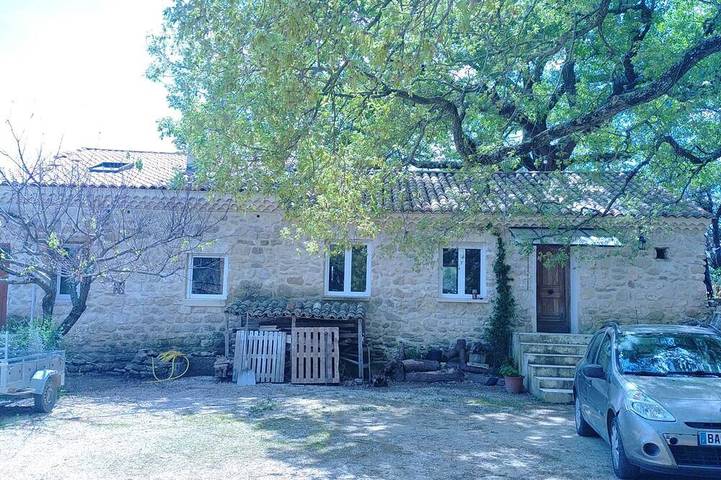 Under a bicentennial oak. Quiet, spacious bedroom/bathroom.  Parking G in Lambesc, Aix-en-Provence und Umgebung