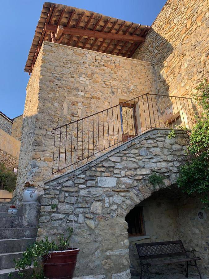 Location de vacances pour 2 personnes, avec piscine ainsi que jardin et vue à Saint-Sauveur-de-Cruzières