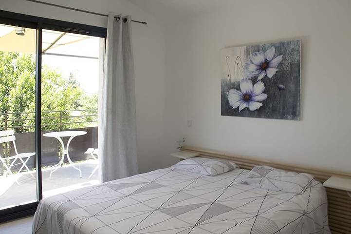 Location de vacances pour 3 personnes, avec jardin ainsi que terrasse et piscine, animaux acceptés à Robion - 2