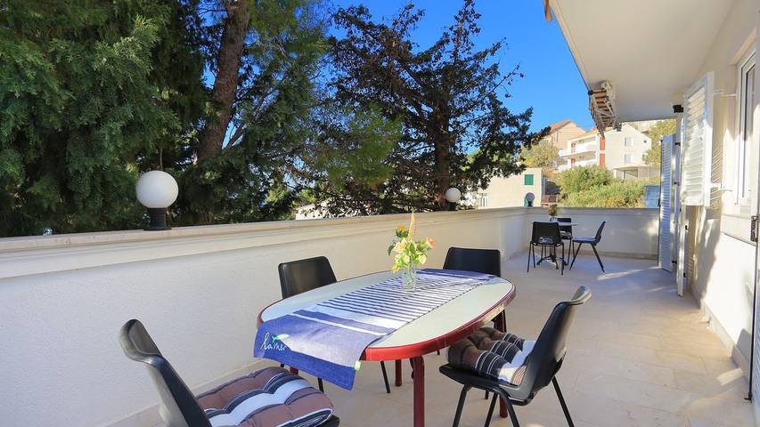 Ferienwohnung für 4 Personen, mit Terrasse und Ausblick in Marusici
