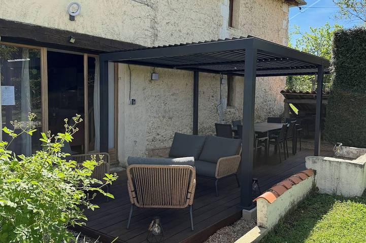 Location de vacances pour 8 personnes, avec Jacuzzi et Terrasse ainsi que Jardin et Piscine à Saint-Just (Aquitaine)