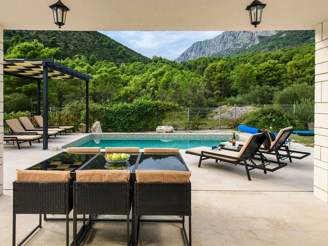 Alleinstehendes Ferienhaus mit Pool und drei Sch in Zaostrog, Makarska Riviera