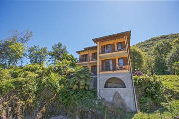 Ferienhaus für 12 Personen, mit Seeblick und Terrasse sowie Pool, mit Haustier am Lago Maggiore