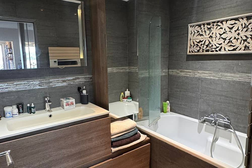 Entire apartment, Lovely 3-room apartment with swimming pool in Puteaux in Puteaux, Hauts-de-Seine