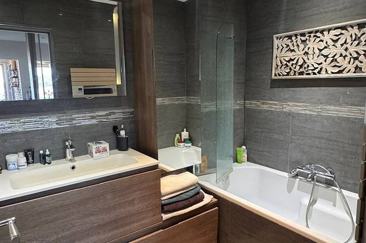 Appartement entier, Joli appartement 3 pièces avec piscine à Puteaux in Puteaux, Hauts-de-Seine