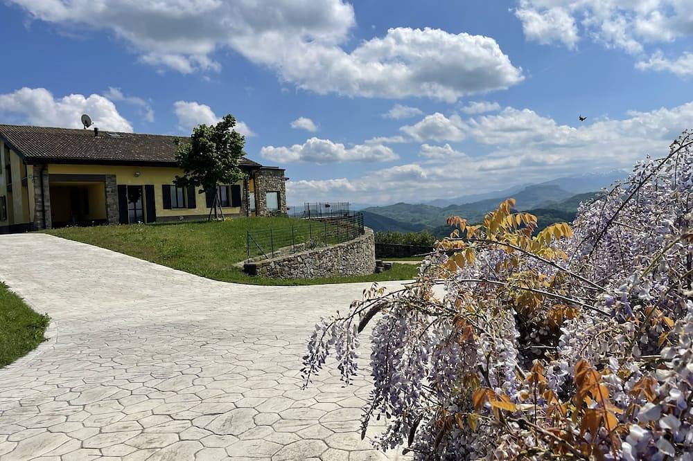 Villa Cavalieri in Vedriano with a panoramic view of the Reggio Emilia hills in Canossa, Reggio Emilia Province