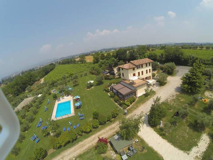 Agriturismo per 4 persone, con Balcone e Terrazza nonché Giardino e Piscina a Lazise