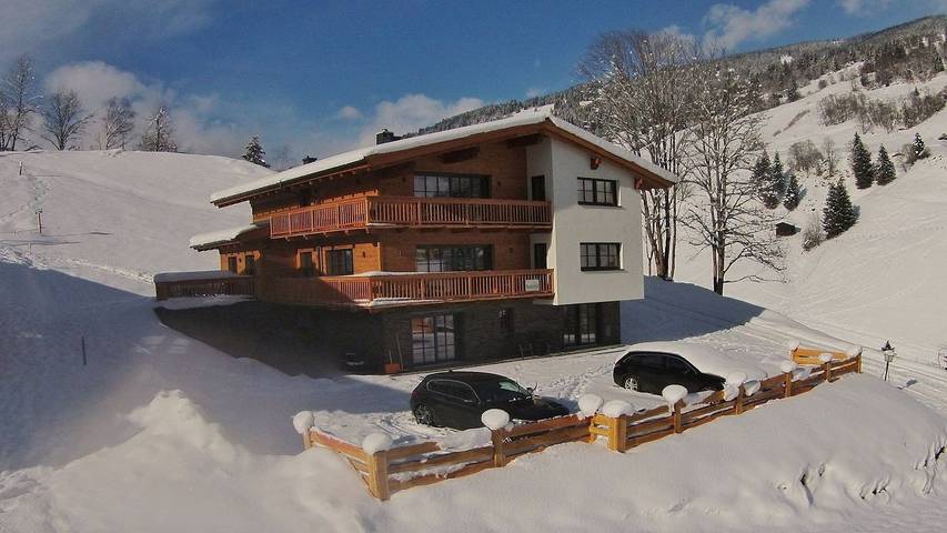 Chalet für 22 Personen, mit Sauna und Balkon sowie Garten in Saalbach