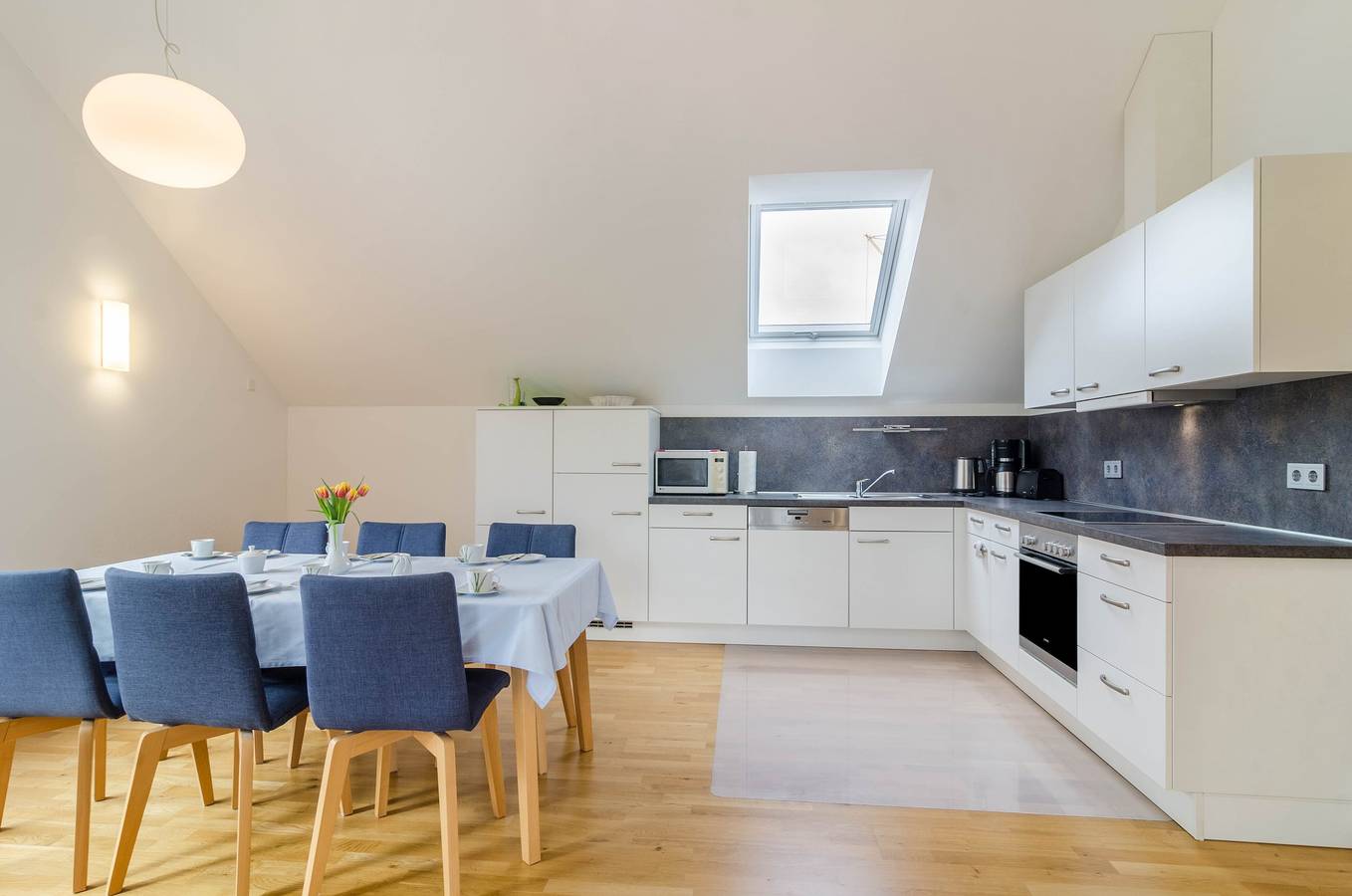 Ganze Wohnung, Lichtdurchflutete Ferienwohnung "Haus Buche" in der Nähe des Bodensees mit Wlan, Balkon und Garten; Parkplätze vorhanden in Hödingen, Überlingen