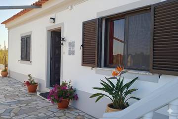 Gîte pour 6 personnes, avec jardin ainsi que piscine et vue dans Alcantarilha