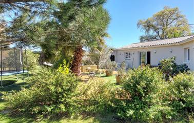 Gîte pour 8 personnes, avec jardin ainsi que piscine et terrasse à Vensac