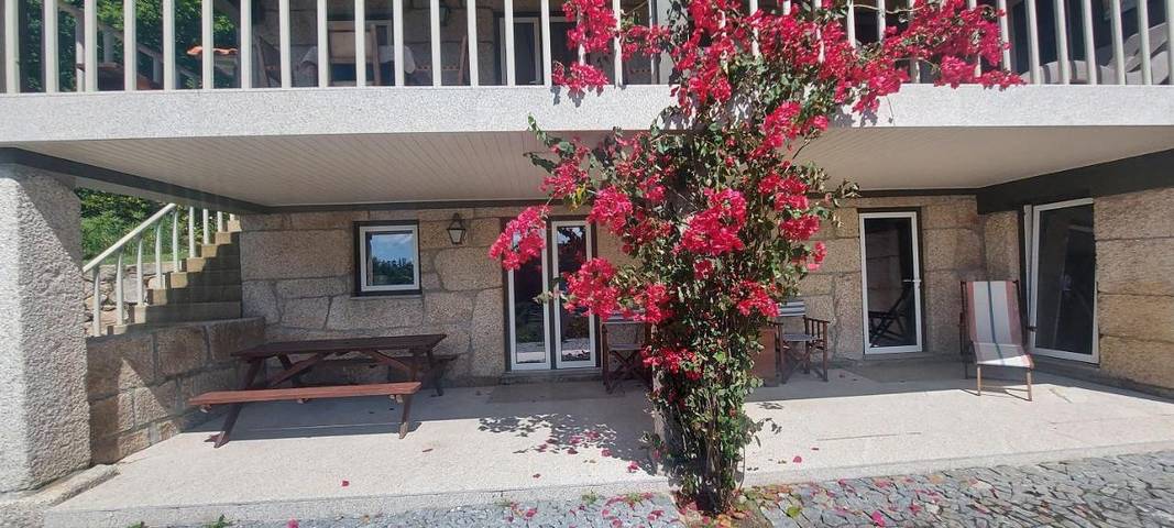 Location de vacances pour 3 personnes, avec piscine ainsi que vue et jardin dans Briteiros