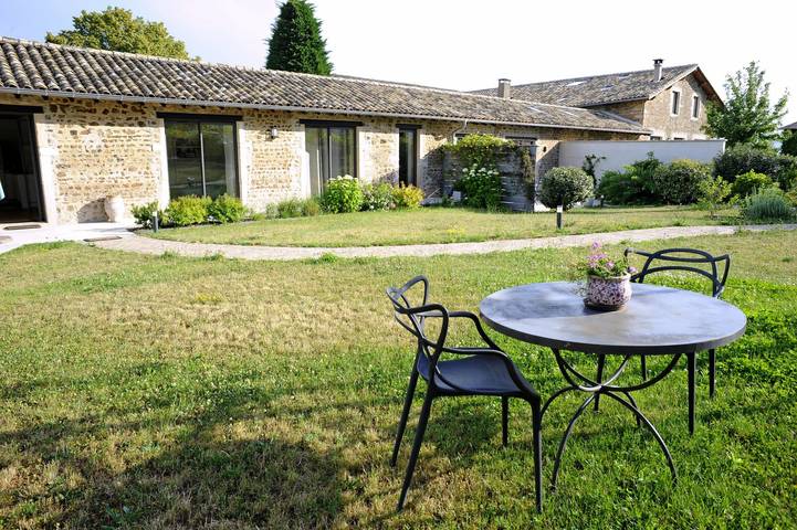 Gîte pour 8 personnes, avec jardin et terrasse dans Rhône - 2