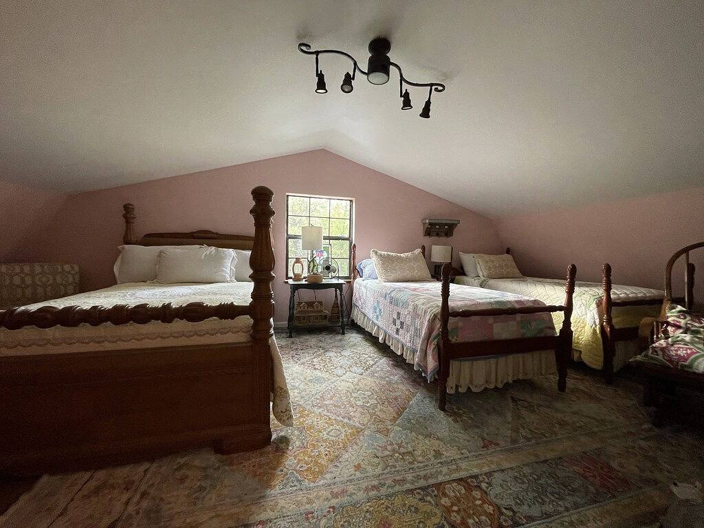 Luxury Bohemian Cabin on Coker Creek w Oversized Hot Tub, Fire-pits, and Hiking in Monroe County (TN)