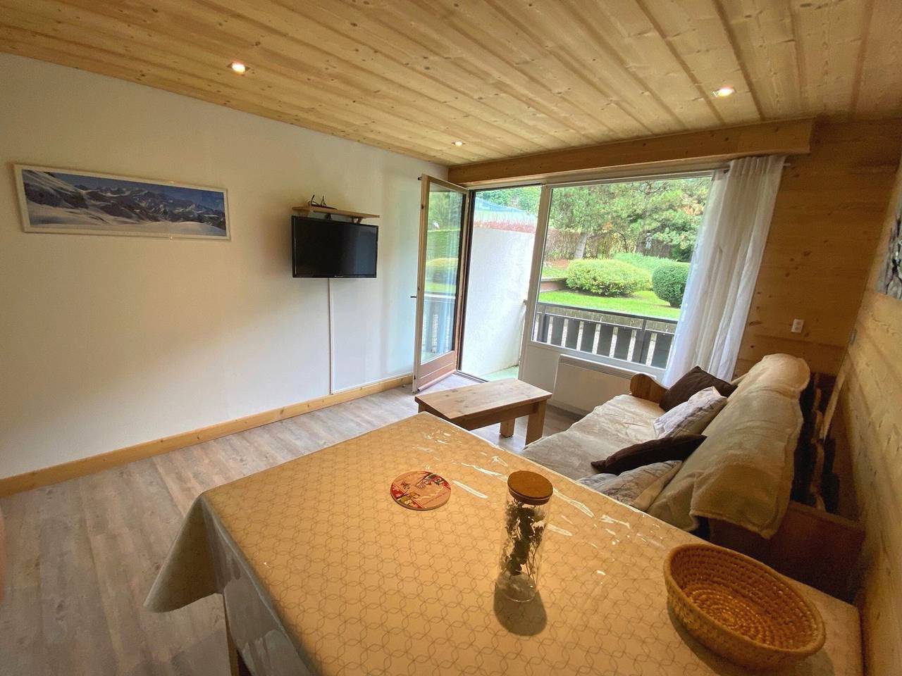 Entire studio, Renovated Studio Cabin in La Clusaz Near Village and Slopes with Garage and Balcony in La Clusaz, Annecy region