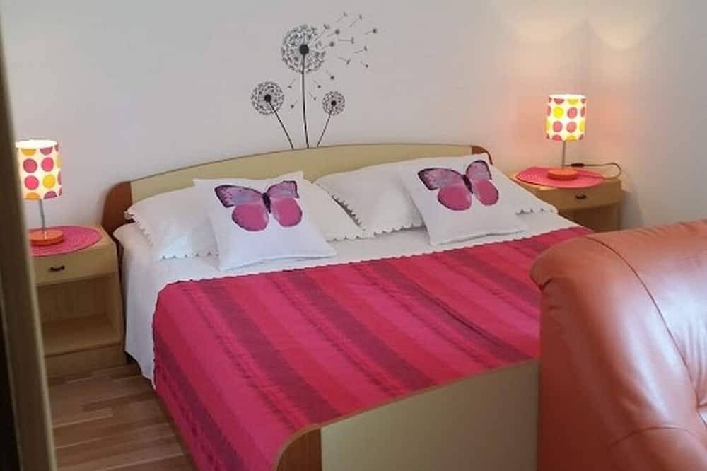 Ganze Wohnung, 1-Zimmer-Ferienwohnung mit Terrasse und Meerblick Kolan, Pag in Kolan, Kolan (Kroatische Adria)
