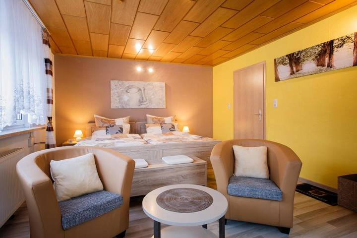 Ferienhaus für 7 Personen, mit Terrasse und Ausblick in Schiefergebirge