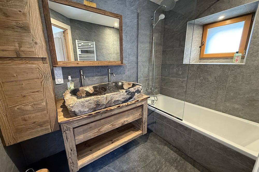 Ganze Wohnung, Attractive apartment *** in the French alps, in farmhouse from 1751 by the river in Mieussy, Region Bonneville