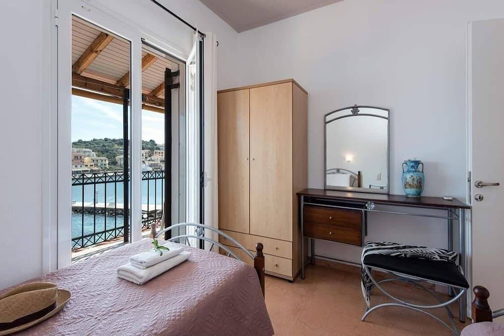 Ganze Wohnung, Modern 2 bedroom fully furnished apartment over looking the harbour of Kassiopi in Kassiopi, Korfu