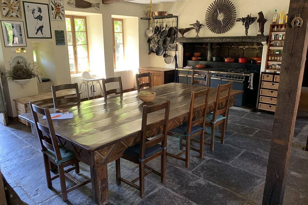 Chateau in Creuse with large swimming pool in Dontreix, Aubusson und Umgebung