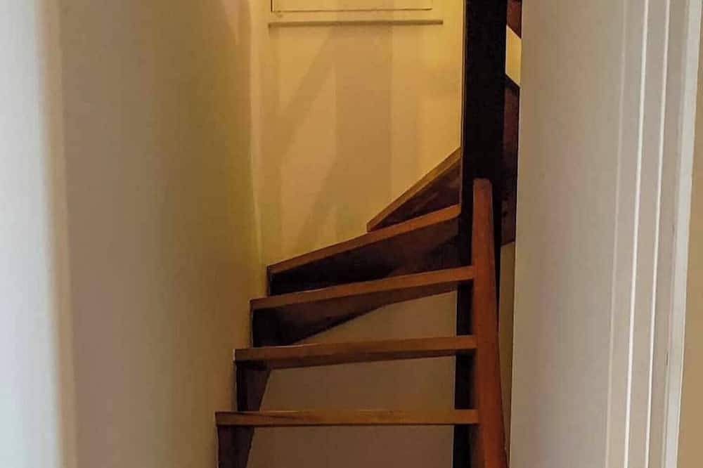 Entire apartment, Duplex in charming neighborhood overlooking chateau, close to downtown and all amenities in Clisson, Nantes region