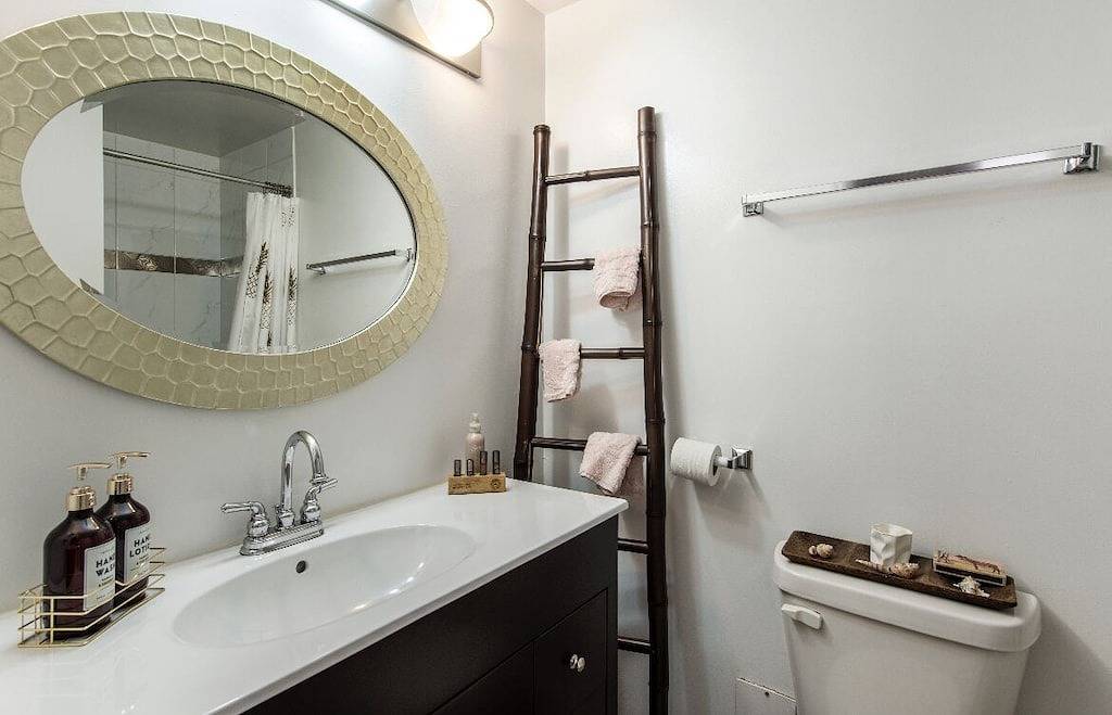 Ganze Wohnung, Cheery bright condo with garden space in lively neighborhood in Vancouver, British-Columbia