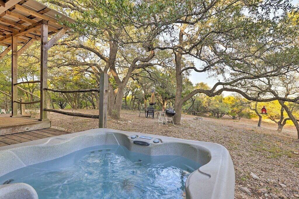 El Sol: Private Cabin with Hot Tub and Amazing Views, 3 mi to Wimberley Square! in Wimberley, Hays County