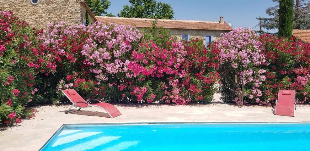 Location de vacances pour 4 personnes, avec piscine ainsi que vue et jardin à Lagnes - 3
