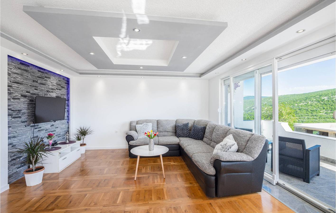 Geräumige 2-Zimmer-Wohnung mit Pool, Terrasse und WLAN in der Nähe des Flusses Ruda in Dalmatinisches Zagora