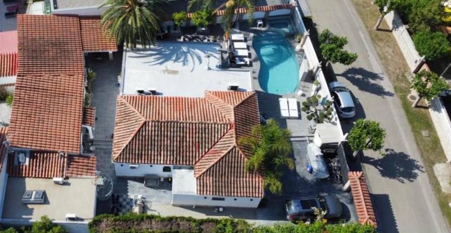 Chalet para 16 personas, con piscina y jardín además de jacuzzi y sauna en Alt Empordà