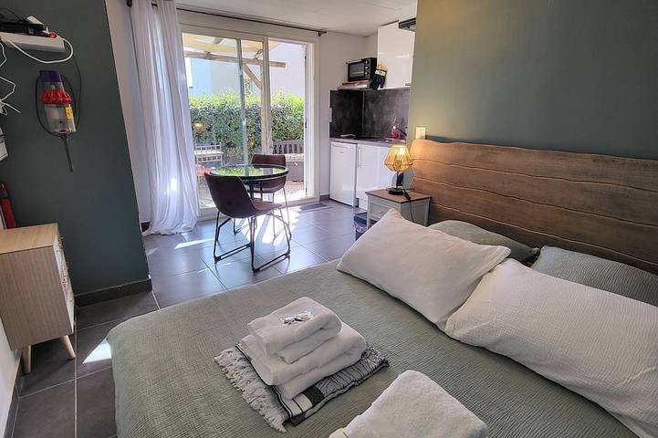 Entire apartment, Studio 300 metres from the beach in Porto-Vecchio in Santa Giulia, Porto-Vecchio
