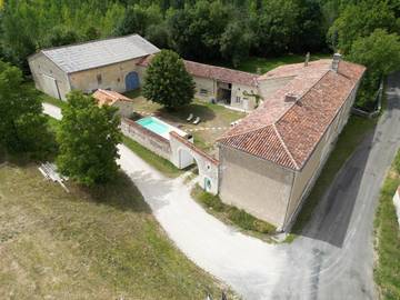 Gîte pour 12 personnes, avec jardin ainsi que vue et piscine à Charmé