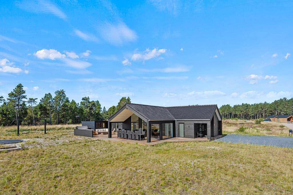 Modern activity house for 12 people by the Wadden Sea in Sønderstrand, Tagholm
