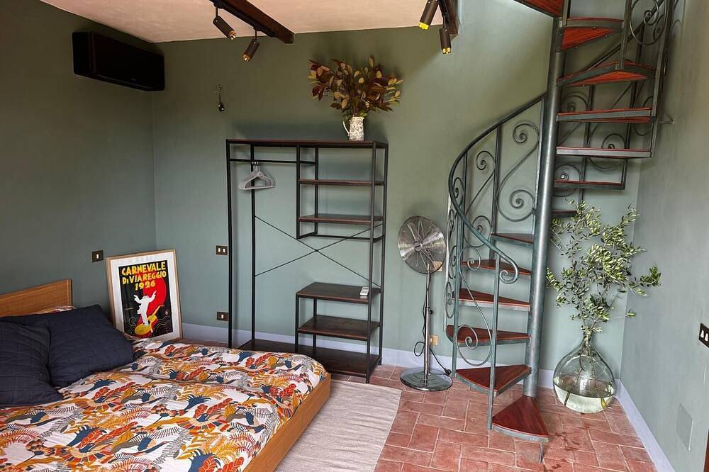 Tuscan Country Escape near Lucca and Versilia – Surrounded by Olive Trees in Massarosa, Italienische Riviera