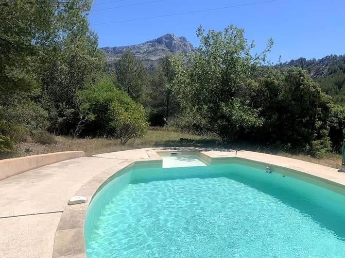 Cottage pour 6 personnes, avec vue ainsi que jardin et piscine à Beaurecueil