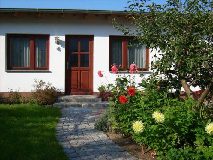 Bungalow für 2 Personen, mit Terrasse und Garten in 