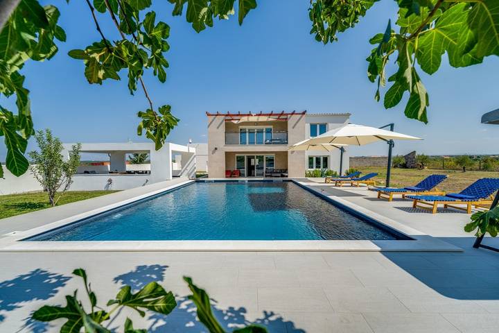 Villa für 12 Personen, mit Balkon/Terrasse und Garten sowie Pool in Zadar
