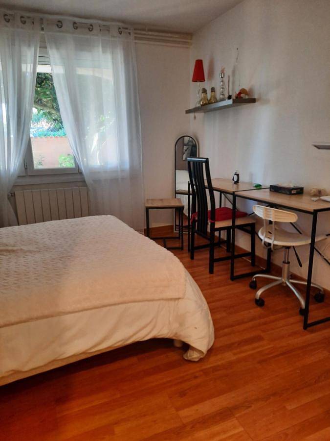 Location de vacances pour 2 personnes, avec vue ainsi que jardin et piscine à Guilherand-Granges - 3